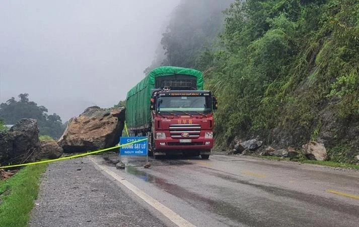 Hiện trường vụ sạt lở hơn 100 m3 đất, đá tại Km 166+900, Quốc lộ 6, đoạn thuộc huyện Vân Hồ, tỉnh Sơn La. (Ảnh: TTXVN phát)
