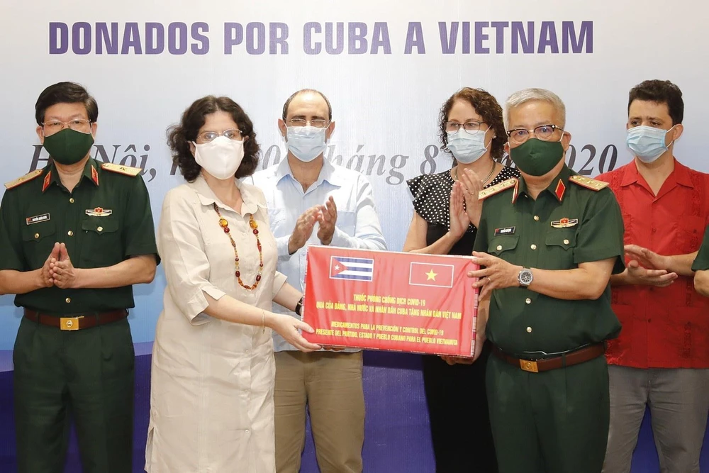 Đại sứ Cuba tại Việt Nam Lianys Torres Rivera trao thuốc phòng, chống dịch bệnh COVID-19 cho Thượng tướng Nguyễn Chí Vịnh, Thứ trưởng Bộ Quốc phòng. (Ảnh: Dương Giang/TTXVN)