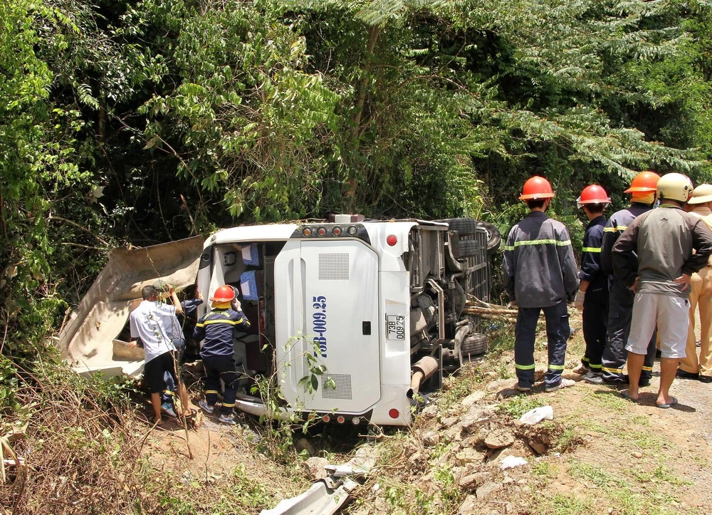 Hiện trường vụ tai nạn thảm khốc làm 15 người chết tại Km 21+659 Đường Hồ Chí Minh nhánh Tây thuộc khu vực Phong Nha-Kẻ Bàng, huyện Bố Trạch, tỉnh Quảng Bình. (Ảnh: Văn Tý/TTXVN)