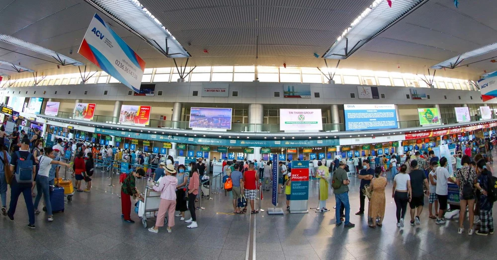 Hành khách đến làm thủ tục bay tại ga đi của sân bay Đà Nẵng. (Ảnh: Trần Lê Lâm/TTXVN)