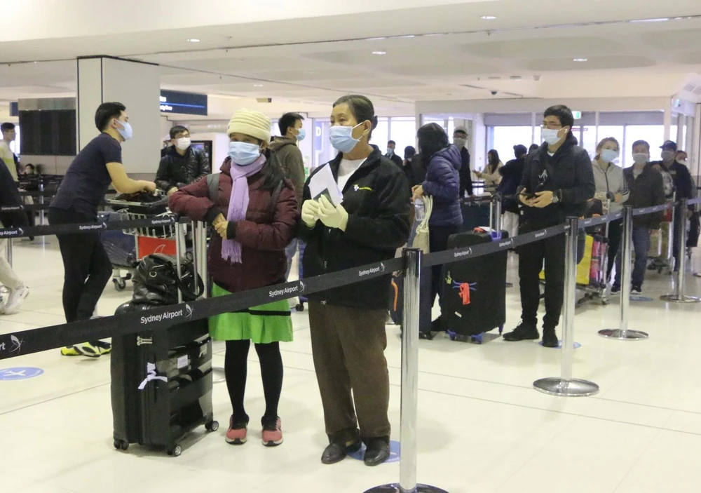 Công dân Việt Nam xếp hàng để làm thủ tục lên máy bay tại sân bay quốc tế Sydney, ngày 7/8. (Ảnh: Nguyễn Minh/TTXVN)