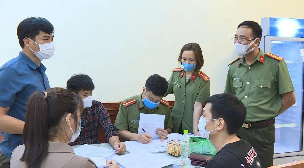 Lực lượng công tỉnh Bắc Ninh kiểm tra, phát hiện tại khách sạn Yoyo HD, đường Lê Thái Tổ, phường Võ Cường, thành phố Bắc Ninh. (Ảnh: Đinh Văn Nhiều/TTXVN)