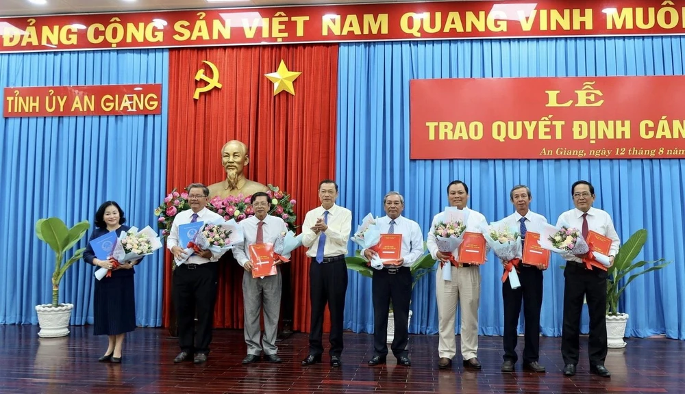 Ông Võ Anh Kiệt, Phó Bí thư Thường trực Tỉnh uỷ An Giang trao quyết định nghỉ hưu cho các cán bộ thuộc diện Ban Thường vụ Tỉnh ủy An Giang quản lý. (Ảnh: Thanh Sang/TTXVN)