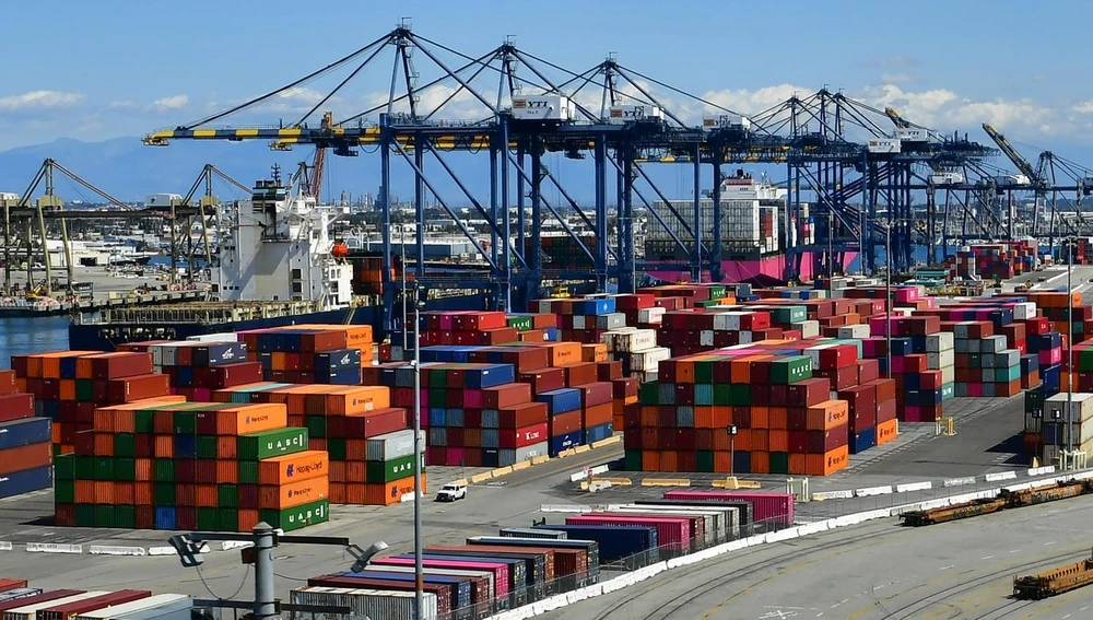 Container hàng hóa được xếp tại cảng Los Angeles, Mỹ. (Ảnh: AFP/TTXVN)