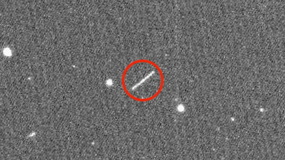Vệt tròn ở trung tâm của hình ảnh này là tiểu hành tinh 2020 QG, đến gần Trái đất hơn bất kỳ tiểu hành tinh không va chạm nào khác được ghi nhận. (Nguồn: ZTF/Caltech )