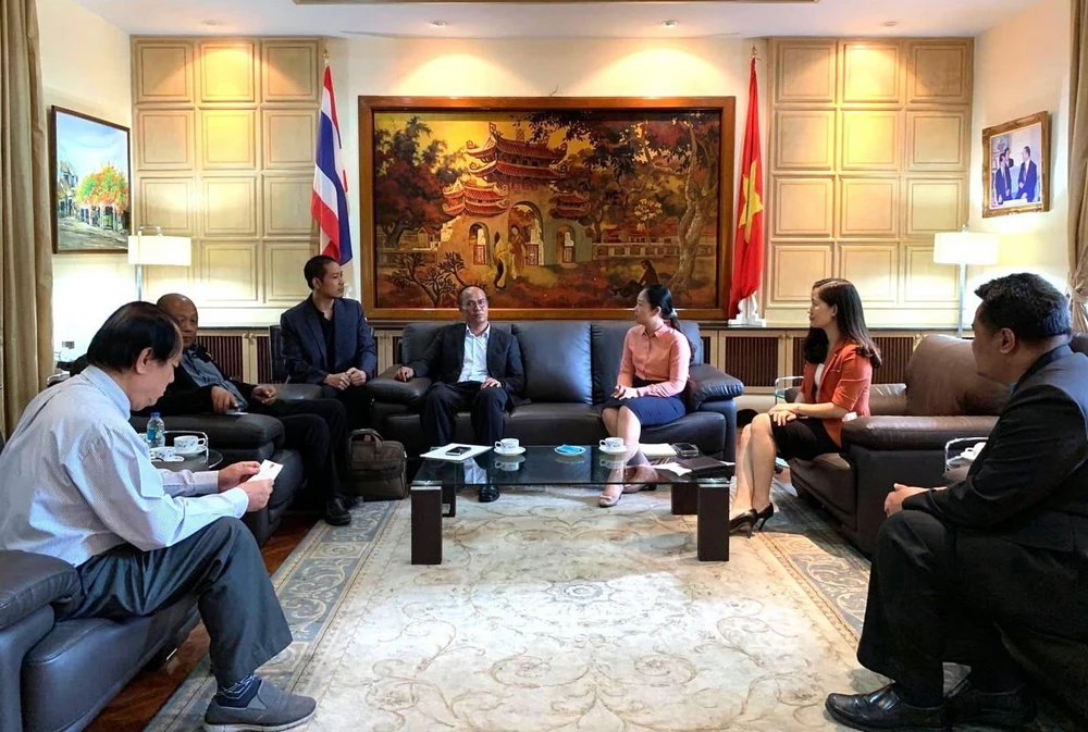 Giám đốc DLD Thanawat Pansathit trao đổi với đại diện Đại sứ quán Việt Nam tại Thái Lan. (Ảnh: TTXVN phát)