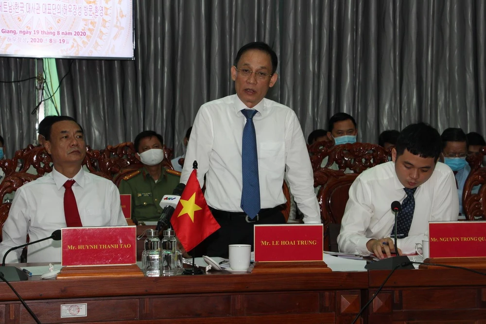 Ông Lê Hoài Trung, Ủy viên Ban Chấp hành Trung ương Đảng, Thứ trưởng Bộ Ngoại giao phát biểu tại buổi làm việc. (Ảnh: Hồng Thái/TTXVN)