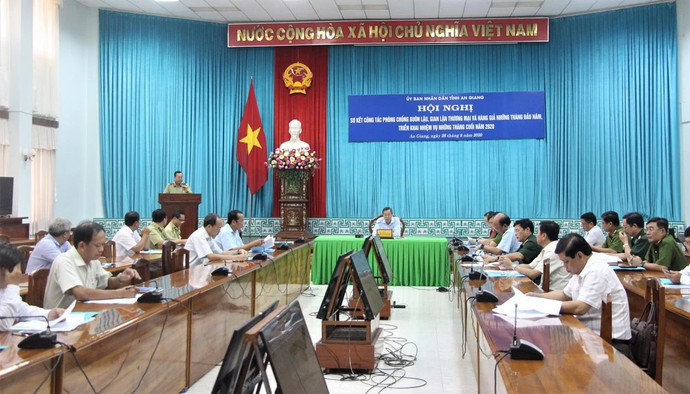 Ban Chỉ đạo chống buôn lậu, gian lận thương mại và hàng giả tỉnh An Giang (Ban Chỉ đạo 389) sơ kết công tác phòng chống buôn lậu, gian lận thương mại và hàng giả 7 tháng đầu năm và triển khai nhiệm vụ những tháng cuối năm 2020. (Ảnh: Thanh Sang/TTXVN)