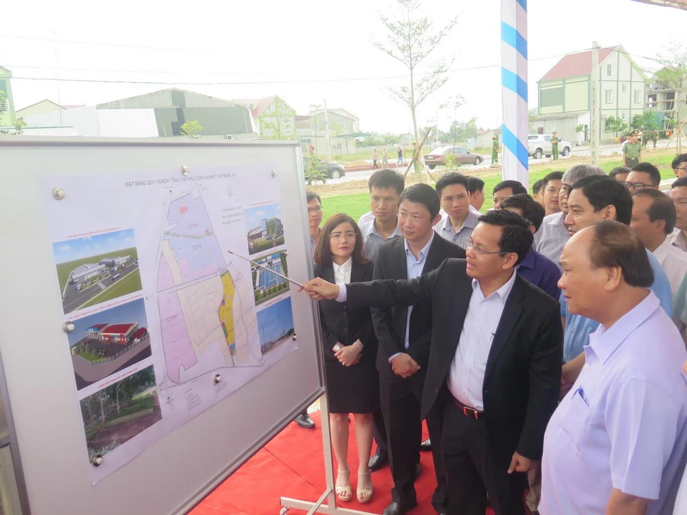 Thủ tướng Chính phủ Nguyễn Xuân Phúc thăm, làm việc tại Khu Công nghiệp VSIP Nghệ An. (Ảnh: Văn Nhật/Vietnam+)
