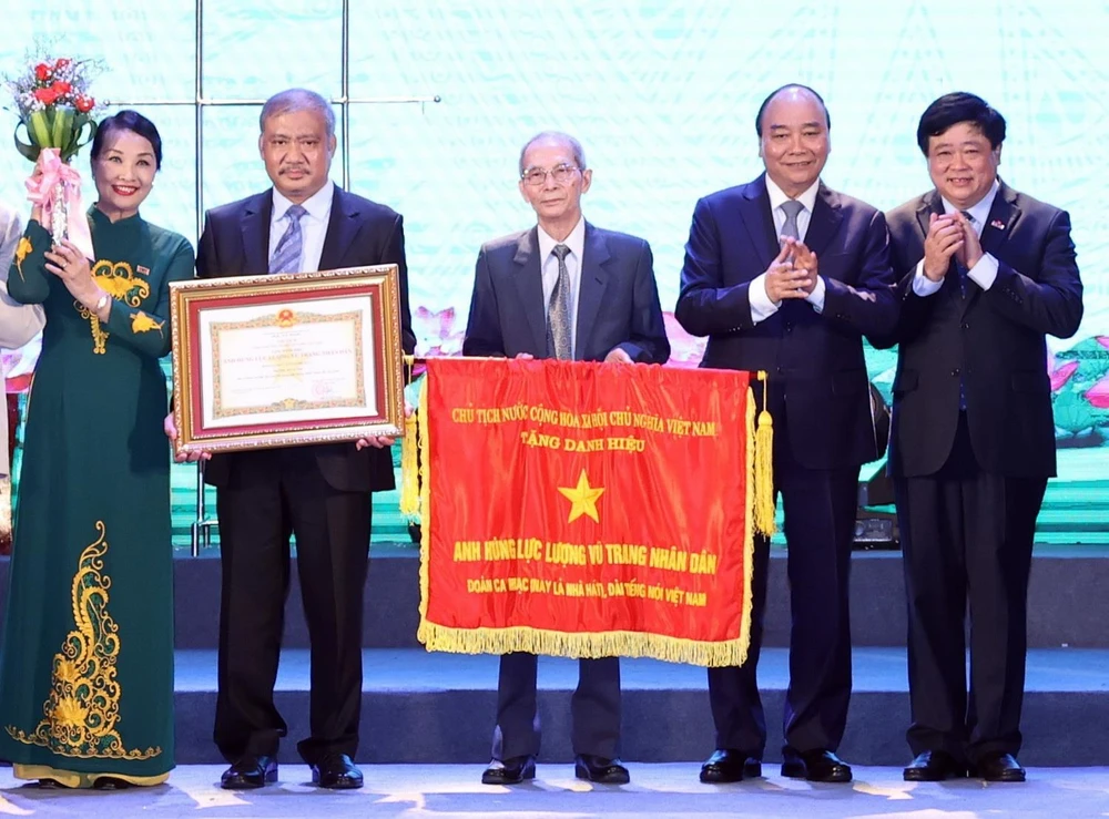 Thủ tướng Nguyễn Xuân Phúc, Chủ tịch Hội đồng Thi đua-Khen thưởng Trung ương trao tặng danh hiệu Anh hùng Lực lượng Vũ trang cho Nhà hát Đài tiếng nói Việt Nam. (Ảnh: Thống Nhất/TTXVN)