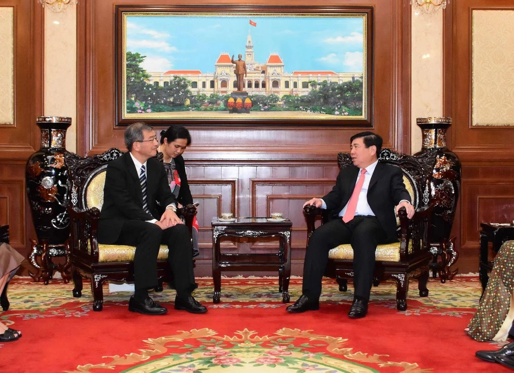 Chủ tịch UBND Thành phố Hồ Chí Minh Nguyễn Thành Phong tiếp tân Tổng lãnh sự Nhật Bản tại Thành phố Hồ Chí Minh Watanabe Nobuhiro. (Ảnh: Xuân Khu/TTXVN)
