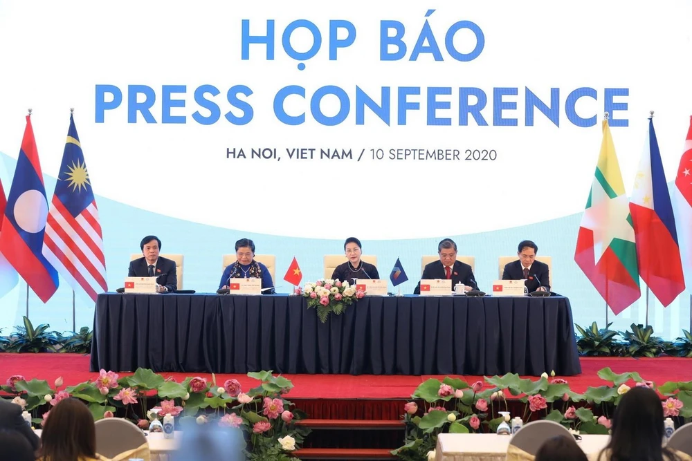 Chủ tịch Quốc hội Nguyễn Thị Kim Ngân, Chủ tịch AIPA 41 chủ trì buổi Họp báo. (Ảnh: Văn Điệp/TTXVN)