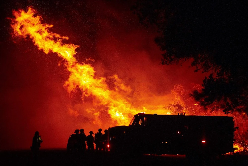 Lính cứu hỏa tham gia dập lửa cháy rừng ở Oroville, bang California, Mỹ ngày 9/9. (Ảnh: AFP/TTXVN)