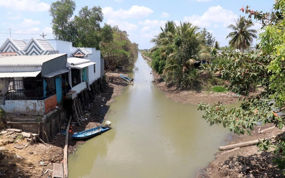 Nước dưới kênh mương vùng U Minh Thượng ở tỉnh Kiên Giang sắp khô cạn đáy. (Ảnh: TTXVN)