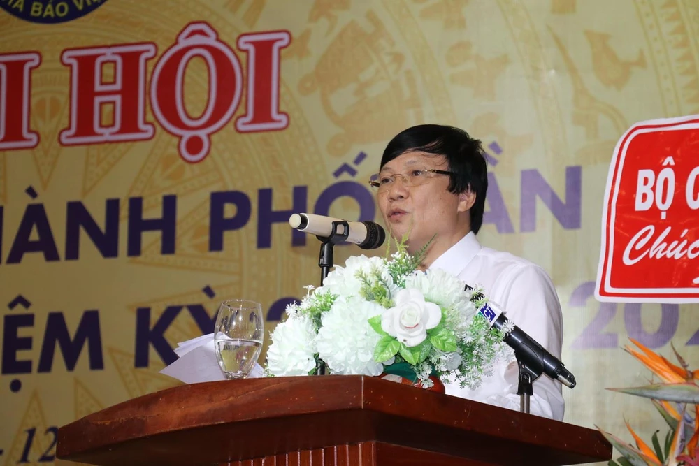 Nhà báo Hồ Quang Lợi, Phó Chủ tịch Thường trực Hội Nhà báo Việt Nam phát biểu chỉ đạo tại Đại hội. (Ảnh: Ngọc Thiện/TTXVN)