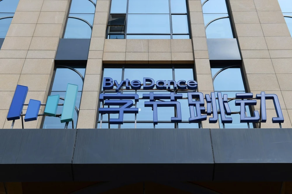 Biểu tượng công ty ByteDance tại trụ sở ở Bắc Kinh, Trung Quốc. (Ảnh: AFP/TTXVN)