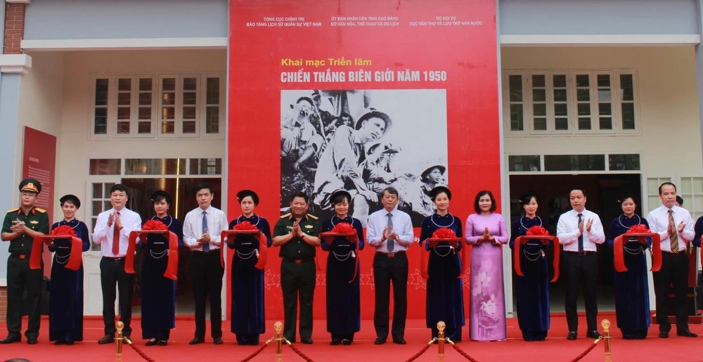 Lãnh đạo tỉnh Cao Bằng và Bảo tàng lịch sử Quân sự Việt Nam cắt băng khai mạc Triển lãm. (Ảnh: Quốc Đạt/TTXVN)