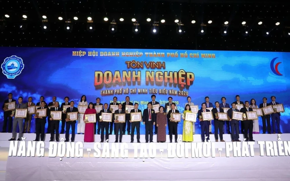 Bà Trương Mỹ Hoa, nguyên Phó Chủ tịch nước trao danh hiệu Doanh nhân TP Hồ Chí Minh tiêu biểu năm 2020 cho các doanh nhân. (Ảnh:TTXVN phát)