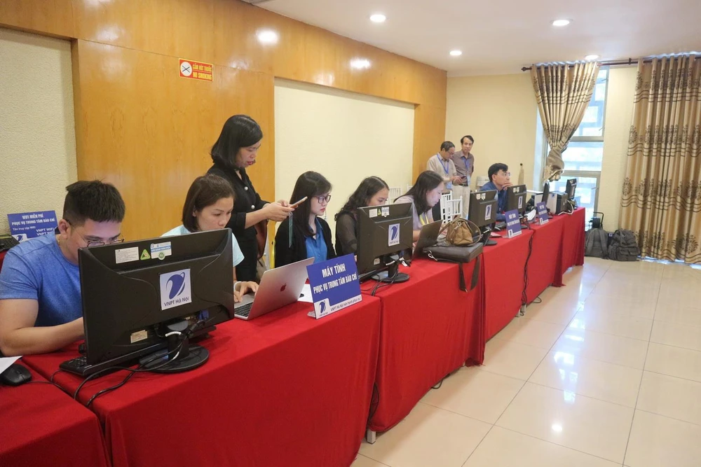Khu vực tác nghiệp của phóng viên tại Trung tâm Báo chí phục vụ Đại hội đại biểu Đảng bộ thành phố lần thứ XVII. (Ảnh Mạnh Khánh/TTXVN)