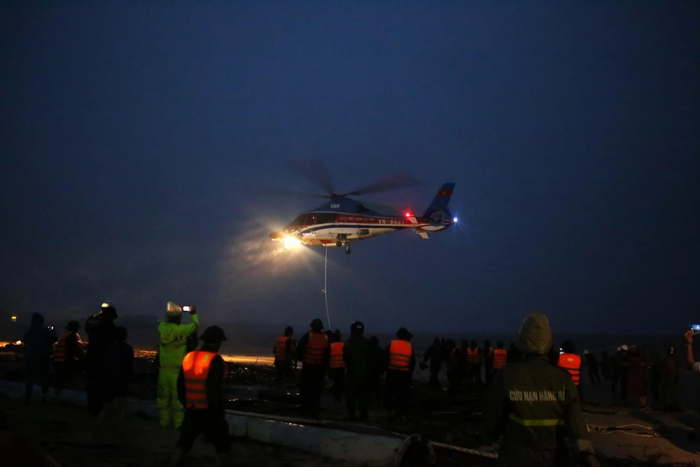 Trực thăng do Bộ Quốc phòng điều động đã đến Quảng Trị để ứng cứu người bị nạn. (Ảnh: Hồ Cầu/TTXVN)
