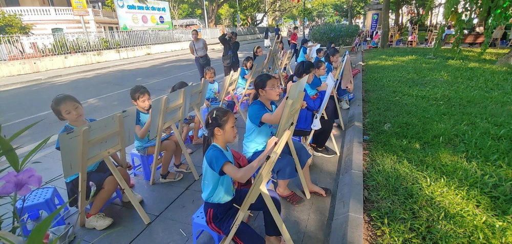 Các em thiếu nhi tham gia Cuộc thi vẽ tranh "Em yêu Hà Nội - Thành phố vì hòa bình" năm 2020. (Ảnh: Nguyễn Cúc/TTXVN)