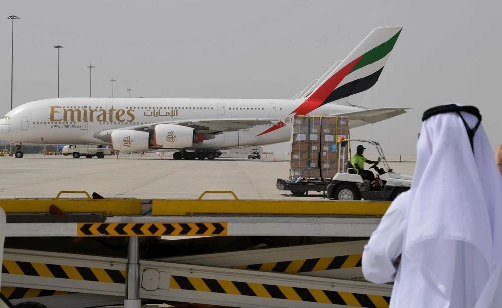Máy bay của hãng hàng không Emirates tại sân bay quốc tế al-Maktum ở Dubai, UAE, ngày 2/3 vừa qua. (Ảnh: AFP/TTXVN)