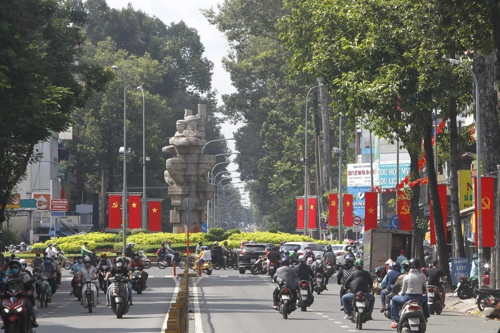 Tuyến đường Lê Hồng Phong, quận 10 trang hoàng rực rỡ cờ, hoa. (Ảnh: Thanh Vũ/TTXVN)