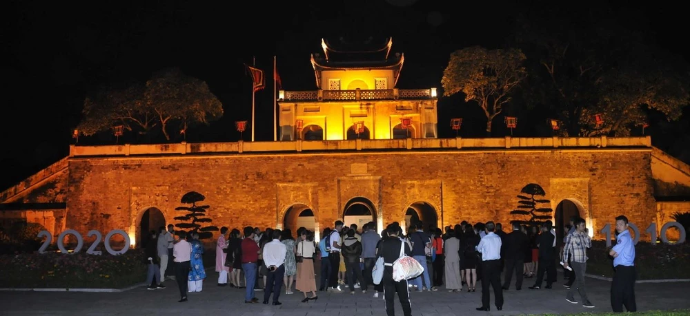 Du khách tham quan, trải nghiệm Đoan Môn tại di sản Hoàng thành Thăng Long về đêm. (Ảnh: TTXVN phát)