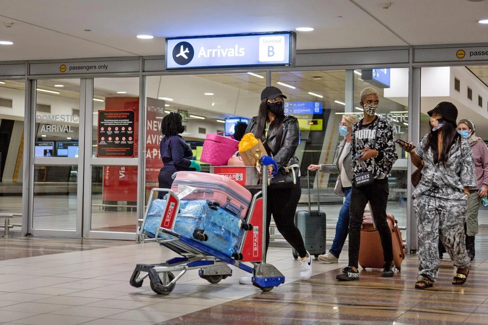 Hành khách đeo khẩu trang phòng lây nhiễm COVID-19 tại sân bay quốc tế OR Tambo, Johannesburg, Nam Phi, ngày 1/10 vừa qua. (Ảnh: THX/TTXVN)