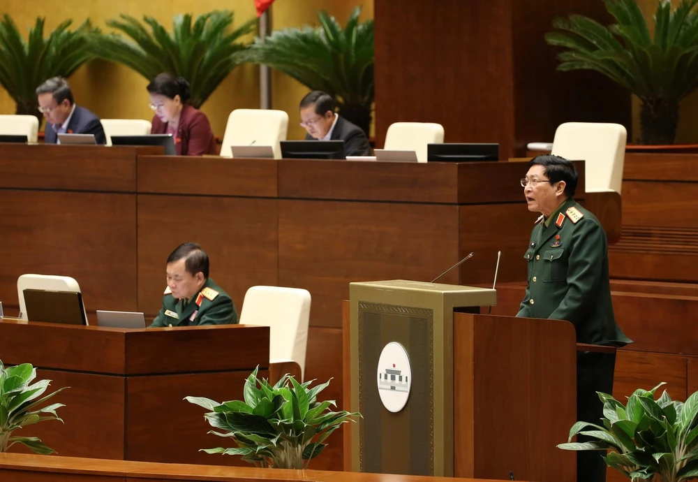 Bộ trưởng Bộ Quốc phòng Ngô Xuân Lịch, thừa ủy quyền của Thủ tướng Chính phủ trình bày Tờ trình về dự thảo Nghị quyết về tham gia lực lượng gìn giữ hòa bình của Liên hợp quốc. (Ảnh: Dương Giang/TTXVN)