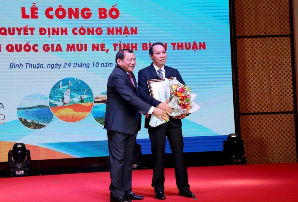 Trao quyết định công nhận Khu du lịch Mũi Né ở tỉnh Bình Thuận là Khu du lịch quốc gia. (Ảnh: Nguyễn Thanh/TTXVN)