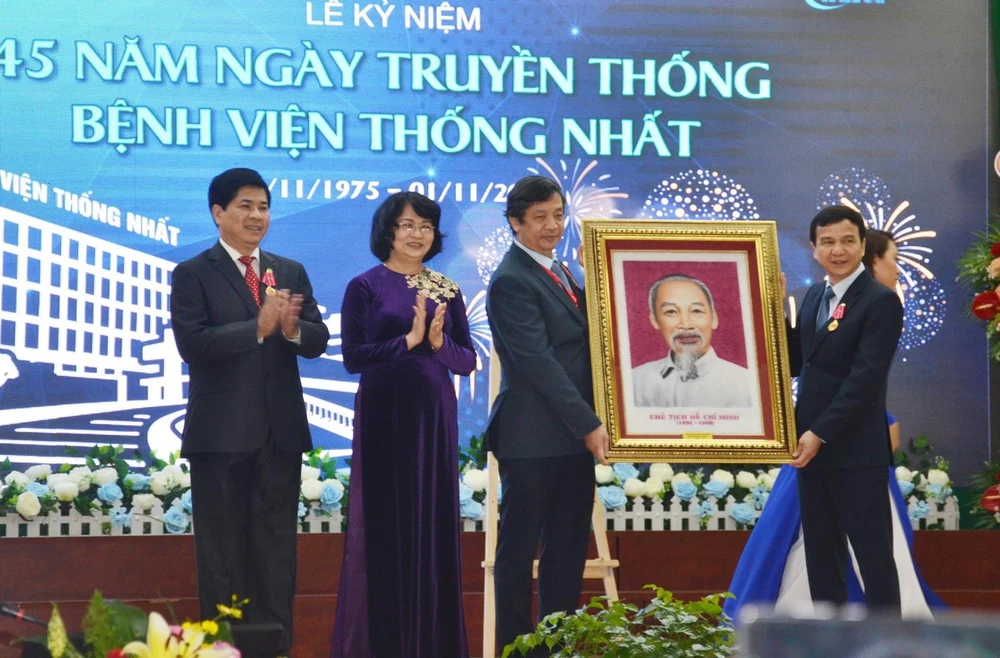 Phó Chủ tịch nước Đặng Thị Ngọc Thịnh tặng bức tranh chân dung Chủ tịch Hồ Chí Minh cho Bệnh viện Thống Nhất. (Ảnh: Đinh Hằng/TTXVN)