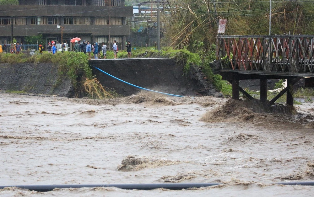 Cây cầu bị phá hủy do mưa lớn khi bão Goni đổ bộ tỉnh Albay, Philippines ngày 1/11. (Ảnh: THX/TTXVN)
