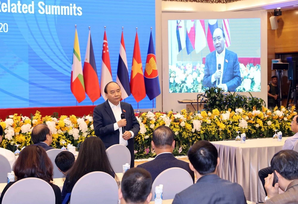 Thủ tướng Nguyễn Xuân Phúc phát biểu tại chuyến thị sát, kiểm tra công tác chuẩn bị cho Hội nghị cấp cao ASEAN 37. (Ảnh: Thống Nhất/TTXVN)
