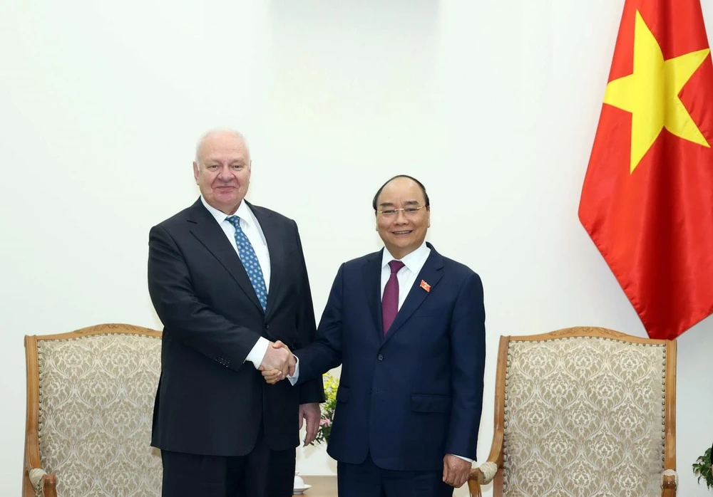Thủ tướng Nguyễn Xuân Phúc tiếp Đại sứ Liên bang Nga tại Việt Nam Konstantin Vnukov. (Ảnh: Thống Nhất/TTXVN)
