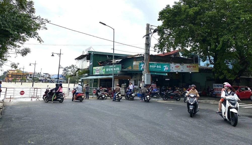 Ngăn khu vực Đập đá tại thành phố Huế để đảm bảo an toàn cho người dân. (Ảnh: Mai Trang/TTXVN)