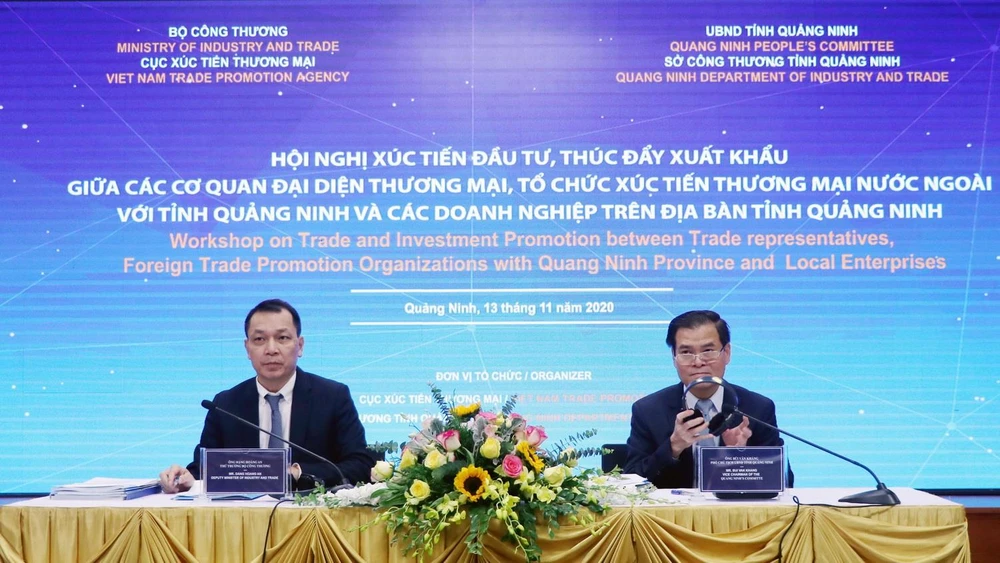 Lãnh đạo Bộ Công thương và UBND tỉnh Quảng Ninh chủ trị hội nghị. (Ảnh: Văn Đức/TTXVN)