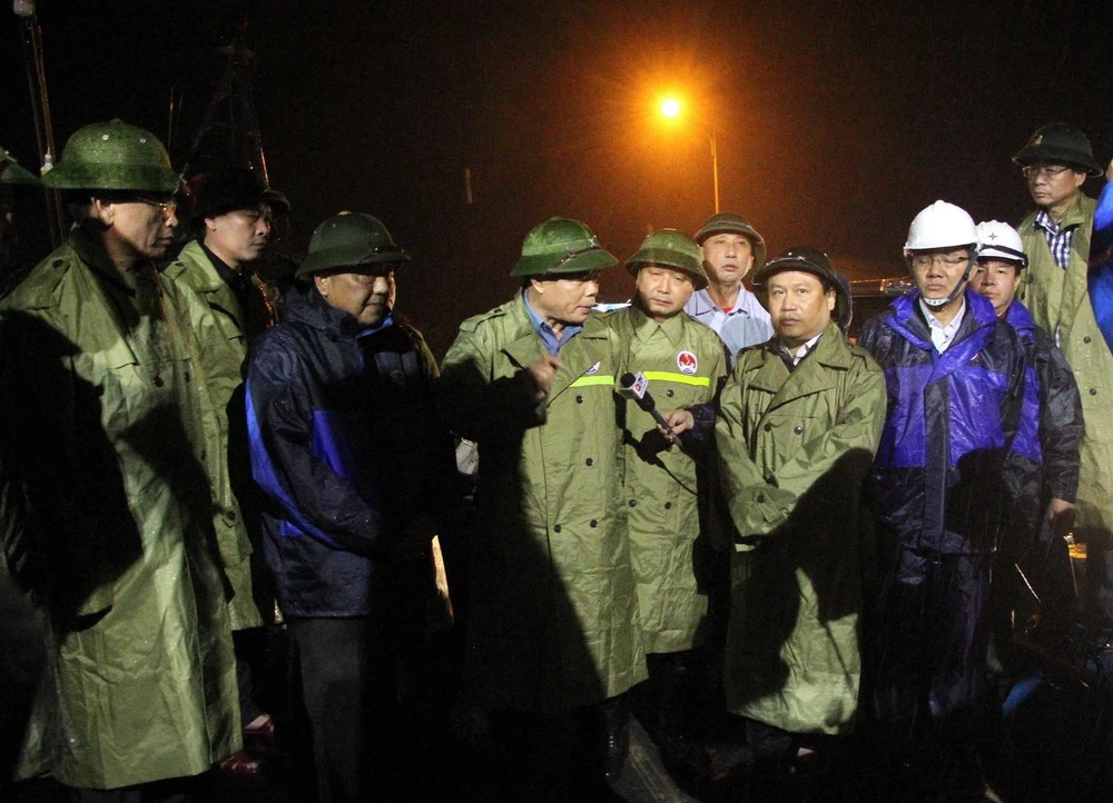 Đoàn công tác Ban chỉ đạo Trung ương về phòng chống thiên tai kiểm tra công tác chuẩn bị ứng phó bão số 13 tại khu neo đậu cảng Gianh, huyện Bố Trạch, Quảng Bình. (Ảnh: Văn Tý/TTXVN)