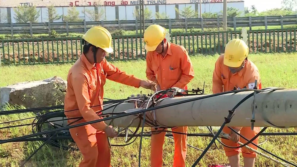 Công nhân Công ty Điện lực Quảng Nam tập trung khắc phục lưới điện sau bão. (Ảnh: Trần Tĩnh/TTXVN)