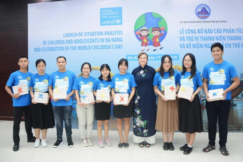 UBND thành phố Đà Nẵng và UNICEF trao 30 suất quà cho trẻ em và thanh thiếu nhi thành phố. (Ảnh: Văn Dũng/TTXVN)