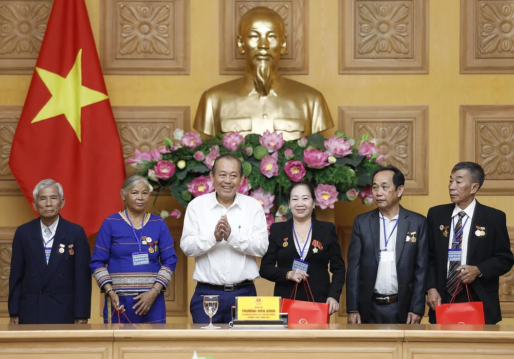 Phó Thủ tướng Trương Hòa Bình tặng quà cho các đại biểu người có công tỉnh Kon Tum. (Ảnh: Dương Giang/TTXVN)