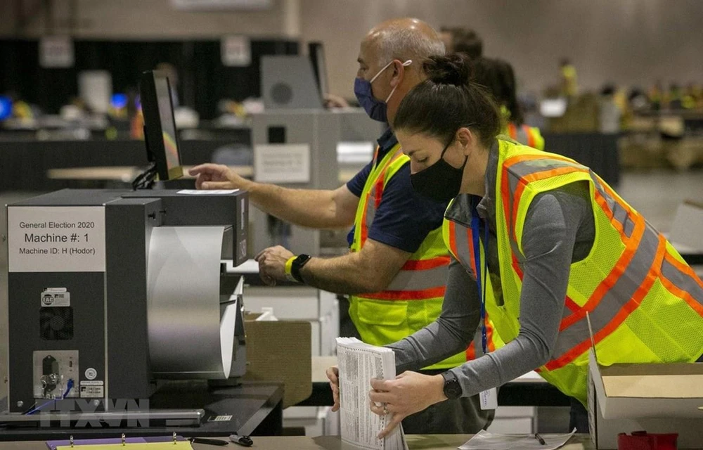 Nhân viên bầu cử kiểm phiếu bầu Tổng thống Mỹ tại Philadelphia, bang Pennsylvania ngày 4/11 vừa qua. (Ảnh: Inquirer/TTXVN)