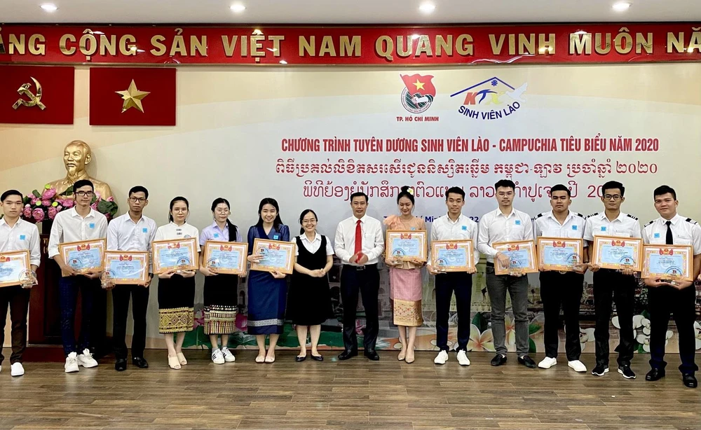 Lễ khen thưởng của Thành Đoàn Thành phố Hồ Chí Minh cho các sinh viên Lào, Campuchia tiêu biểu. (Ảnh: Hồng Giang/TTXVN)