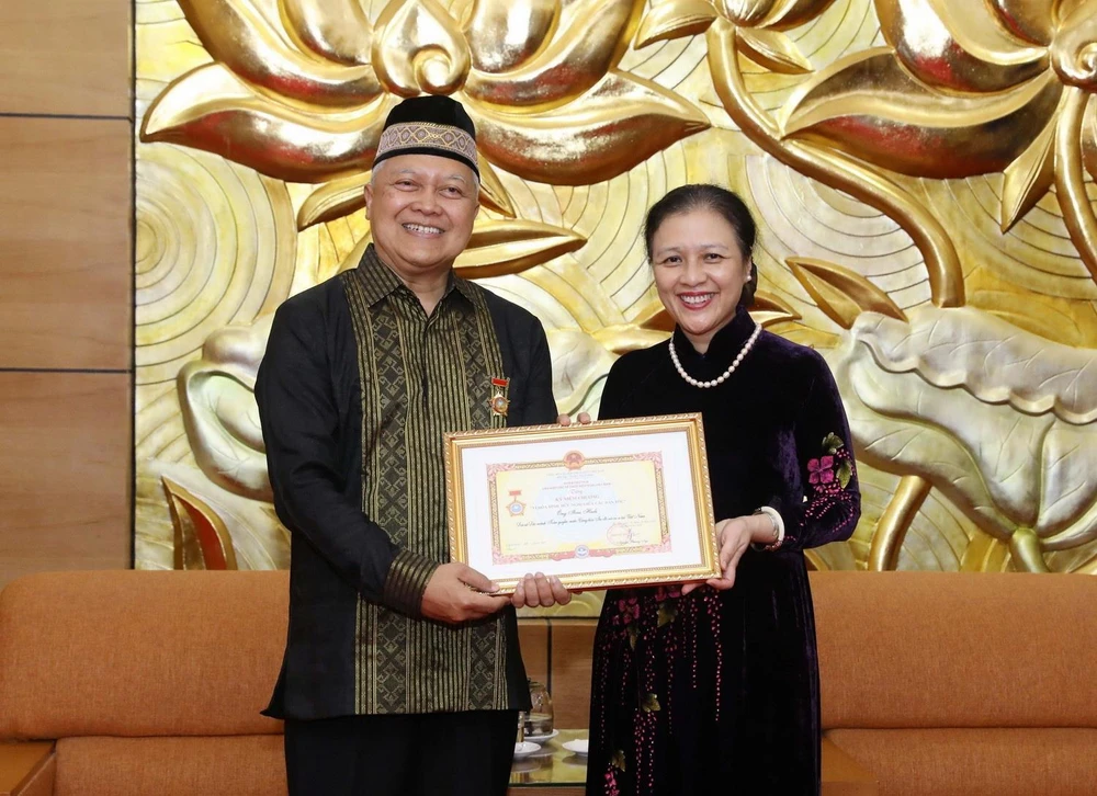 Chủ tịch Liên hiệp các tổ chức Hữu nghị Việt Nam Nguyễn Phương Nga trao Kỷ niệm chương cho Đại sứ Indonesia tại Việt Nam Ibnu Hadi. (Ảnh: Văn Điệp/TTXVN)