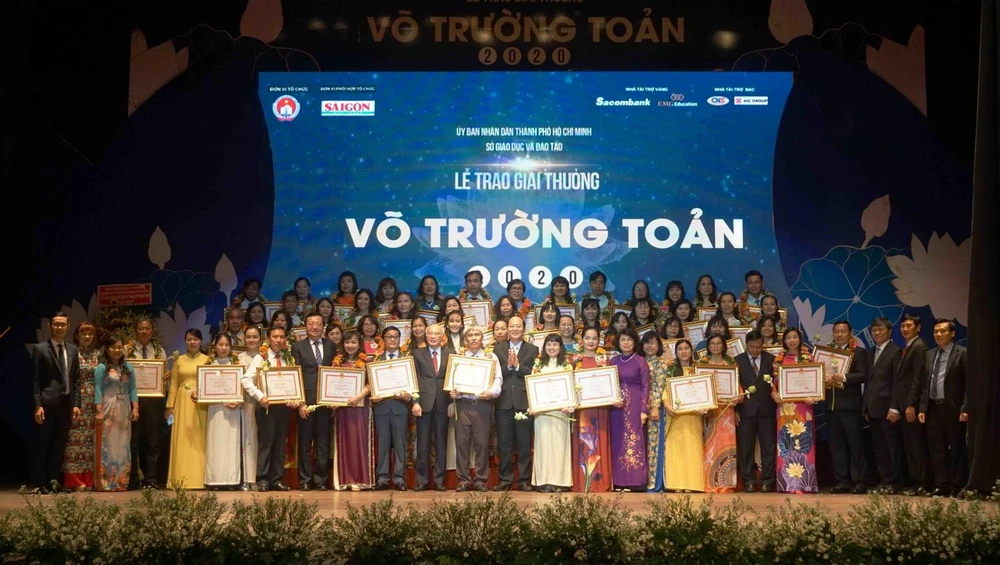 Lãnh đạo Thành phố Hồ Chí Minh chúc mừng các nhà giáo được trao giải thưởng Võ Trường Toản năm 2020. (Ảnh: Thu Hoài/TTXVN)