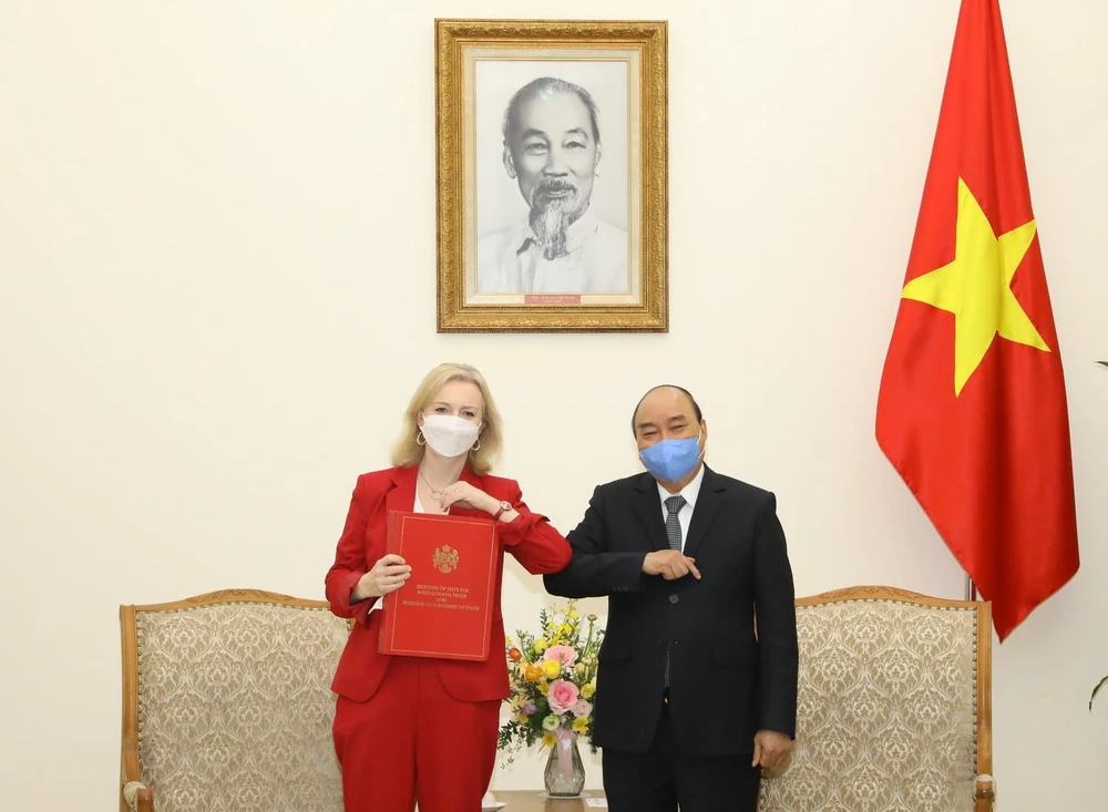 Thủ tướng Nguyễn Xuân Phúc tiếp Bộ trưởng Thương mại Quốc tế Vương quốc Anh Elizabeth Truss. (Ảnh: Văn Điệp/TTXVN)