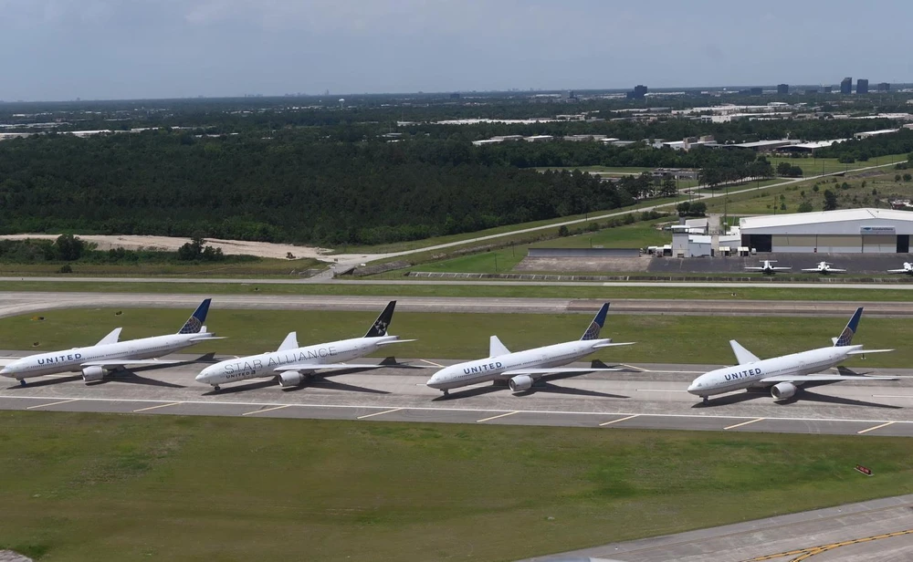 Máy bay của hãng hàng không United Airlines đỗ tại sân bay quốc tế George Bush, bang Texas, Mỹ. (Ảnh: AFP/TTXVN)