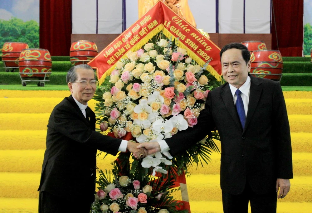 Chủ tịch MTTQ Việt Nam Trần Thanh Mẫn tặng hoa chúc mừng Giáo phận Thái Bình nhân dịp Lễ Giáng Sinh. (Ảnh: Thế Duyệt/TTXVN)