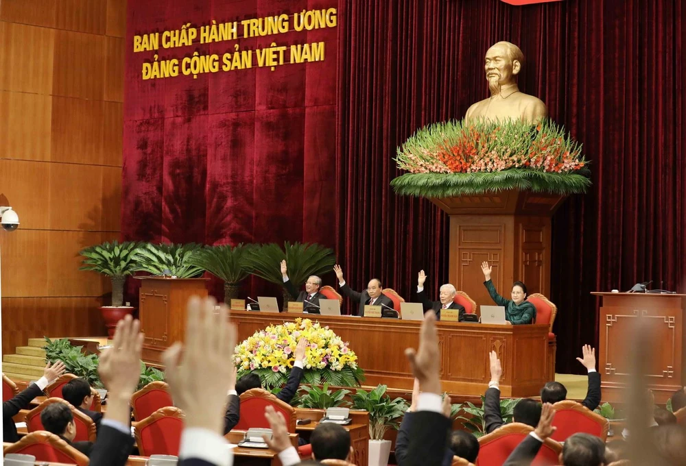 Đại biểu biểu quyết thông qua dự thảo Nghị quyết Hội nghị Trung ương lần thứ 14 khóa XII. (Ảnh: Phương Hoa/TTXVN)