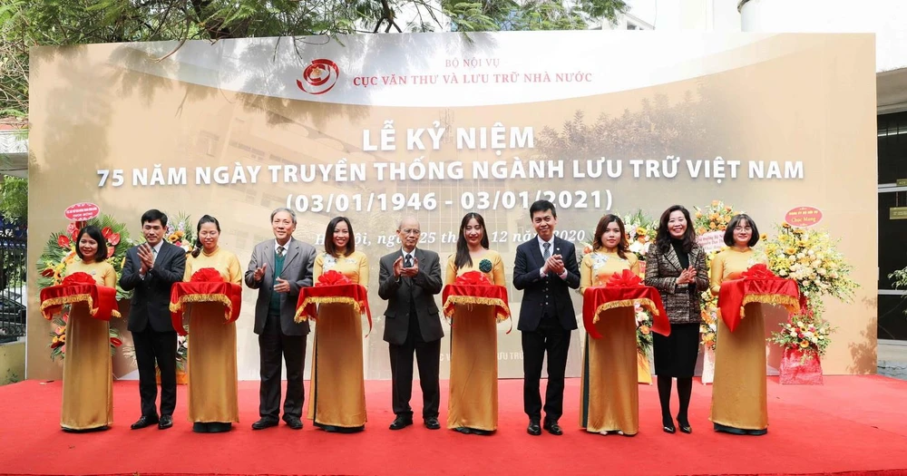 Lễ cắt băng khai mạc trưng bày tài liệu "Quốc hiệu và Kinh đô nước Việt trong tài liệu lưu trữ." (Ảnh: Thanh Tùng/TTXVN)